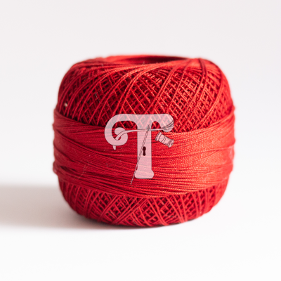 Novel de fio de algodão vermelho sobre fundo branco