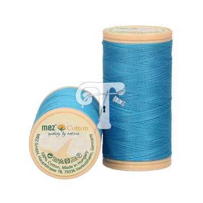 Dois carretéis de linha de costura azuis mez Cotton com rótulos beige contendo texto e informações do fabricante