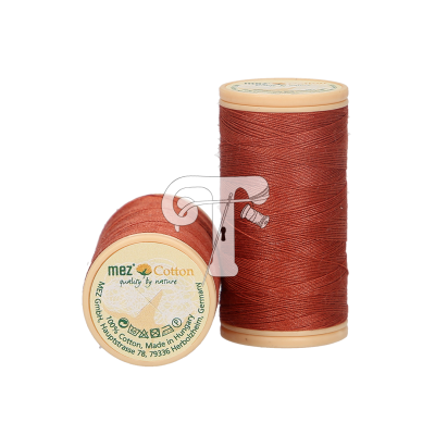 Dois carretéis de linha de costura cor de ferrugem em plástico creme com etiquetas visíveis.