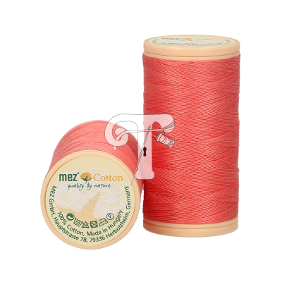 Dois carretéis de linha cor de coral com etiquetas nas extremidades