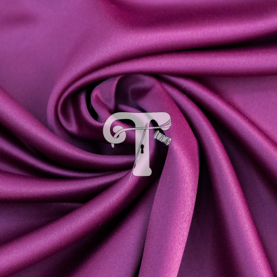 Tecido roxo acetinado dobrado em espiral