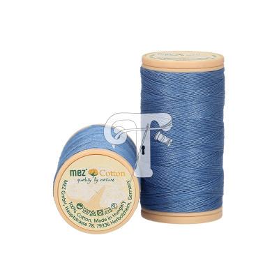 Dois carretéis de linha de algodão azul com etiquetas visíveis