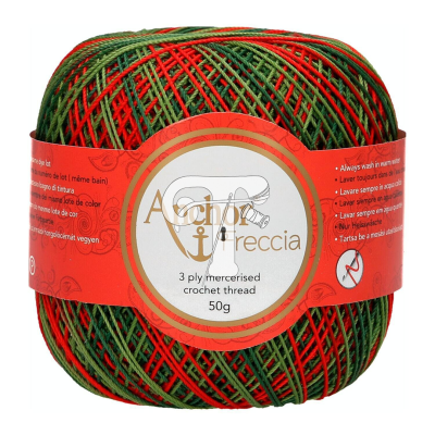 Novelo de linha para crochet em verde e vermelho com etiqueta vermelha