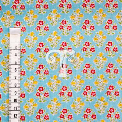 Tecido colorido com padrão floral e régua para medição