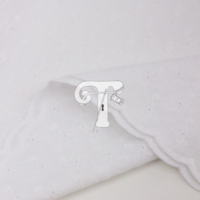 Tecido branco com bordado floral e bordas onduladas