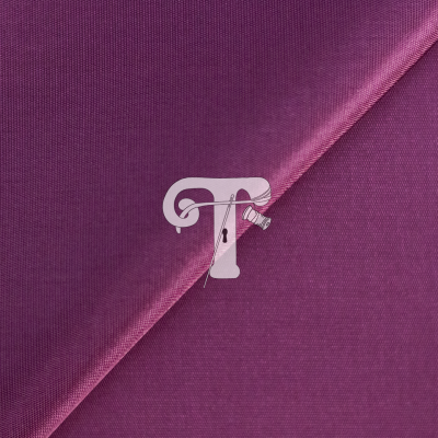 Tecido roxo com dois acabamentos, brilhante e mate.