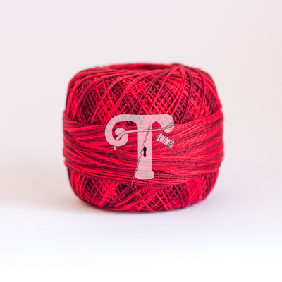 Rolo de linha vermelha com a letra T impressa