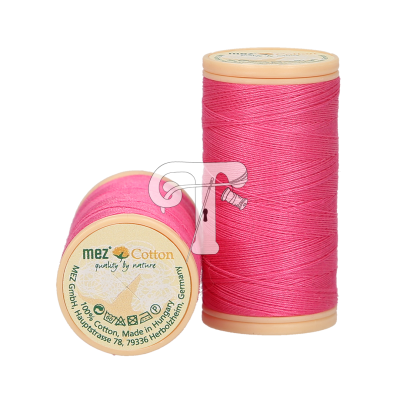 Bobinas de linha de costura cor-de-rosa com rótulo 'mez Cotton'