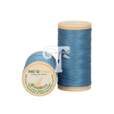 Duas bobinas de linha de costura azul da marca mez Cotton sobre fundo branco