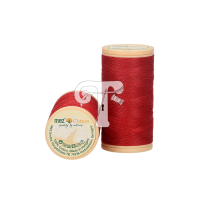 Duas bobinas de linha vermelha de algodão com rótulos claras