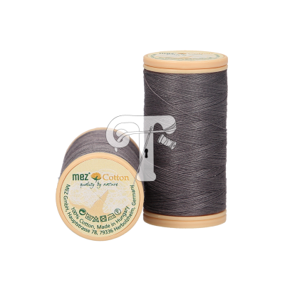 Dois carretéis de linha de algodão cinzenta escura da marca mez com rótulo visível.