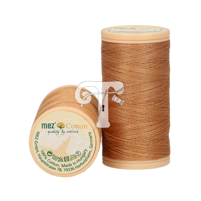 Dois carretéis de linha de algodão castanha clara com etiquetas redondas da marca mez Cotton