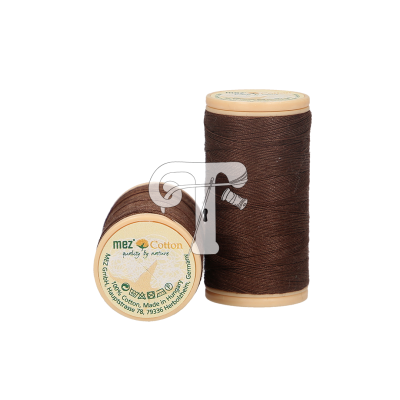 Dois carretéis de linha castanha de algodão com rótulo de fabrico.