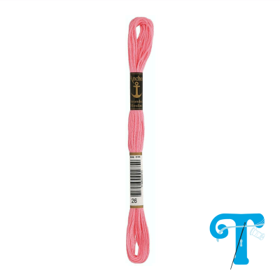 Novelo de linha para bordado cor rosa com etiquetas pretas e código de barras.