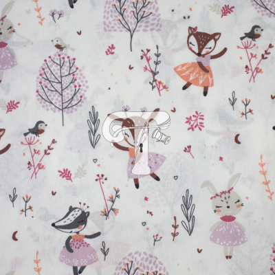 Tecido branco com animais desenhados, árvores e plantas coloridas