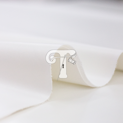 Tecido branco liso dobrado parcialmente