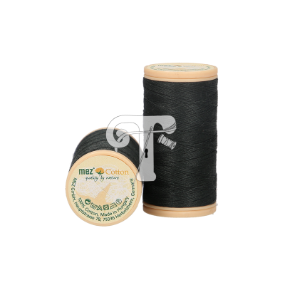 Dois carretéis de linha de costura preta mez Cotton em fundo branco