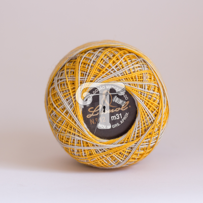 Bobina de linha multicolorida em amarelo, branco e cinza com rótulo preto no centro