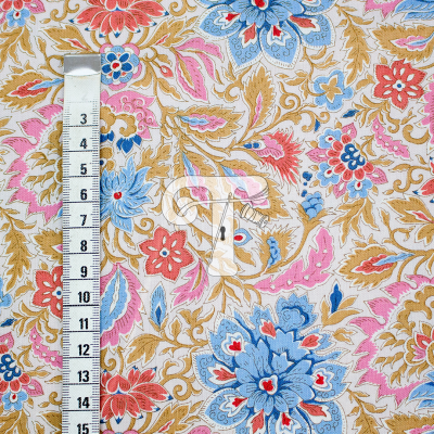 Tecido floral colorido com fita métrica ao lado