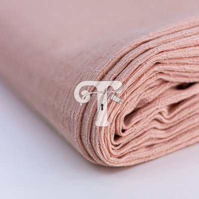 Tecido rosa claro enrolado com textura de linhas verticais