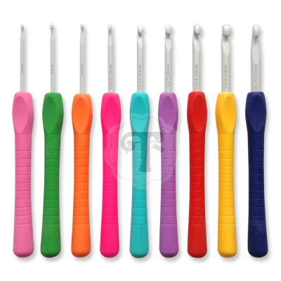 Conjunto colorido de agulhas de crochet com cabos de cores variadas