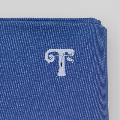 Tecido azul dobrado com logotipo branco no centro