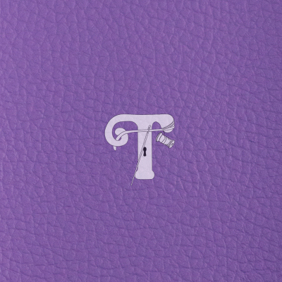 Textura de couro roxo com letra T branca e elementos de costura
