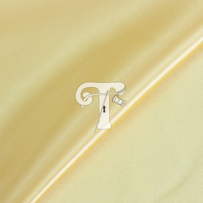 Tecido amarelo claro com costura e logotipo T branco com detalhes pretos