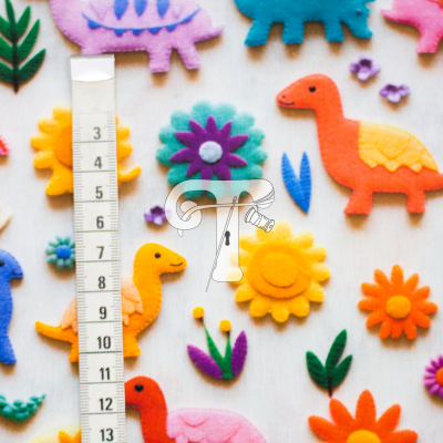 Produtos em feltro com dinossauros coloridos, flores e fita métrica branca