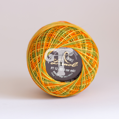 Rolo de linha colorida com etiqueta central preta sobre fundo branco