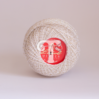 Novelo de linha de algodão Mercer com etiqueta vermelha