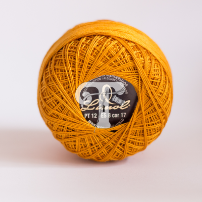 Bobina de linha de costura amarela com etiqueta preta central