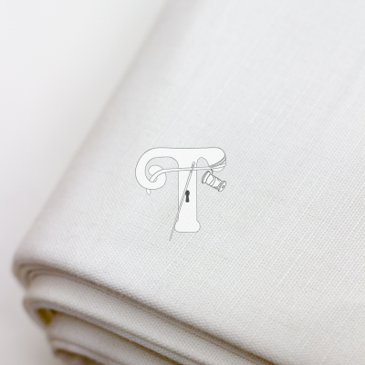 Tecido branco dobrado com textura lisa e padrão subtil