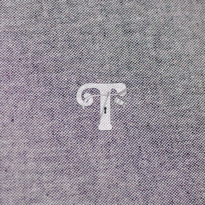 tecido cinza com logotipo branco 'T' estilizado