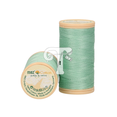 Dois carretéis de linha de algodão verde-água com bobinas de madeira clara