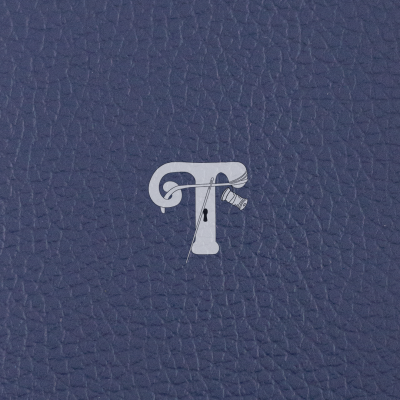 Material azul escuro imitação pele com logo branco T estilizado