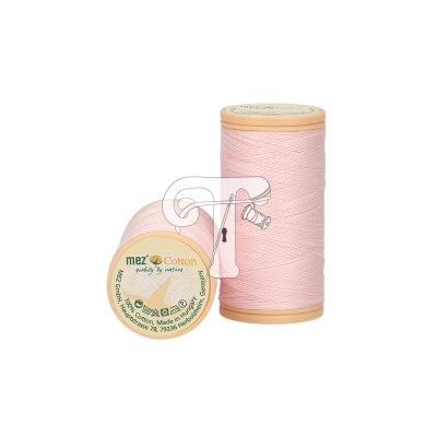 Dois carretéis de linha de costura rosa claro com tampas bege e texto mez Cotton