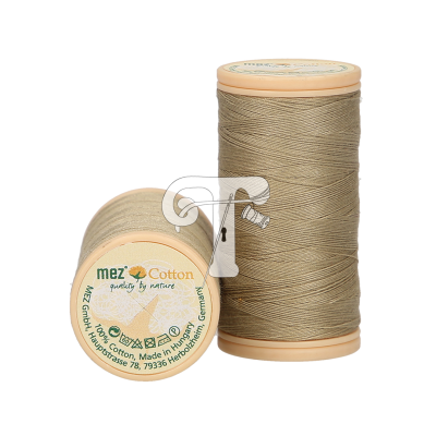 Dois carretéis de linha de algodão bege claro com rótulos da marca Mez Cotton