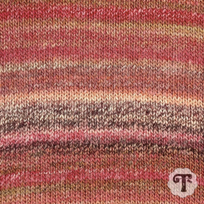Tecido tricotado com padrão de faixas em tons de vermelho, rosa e castanho.