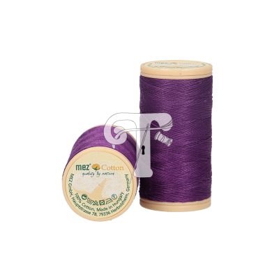 Dois carretéis de linha de algodão roxa 'mez Cotton' com rótulo visível