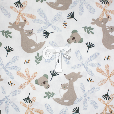 tecido infantil branco com padrão de cangurus, coalas e folhas coloridas