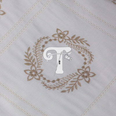 Pano branco bordado com padrão floral castanho e linhas decorativas