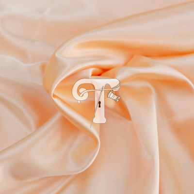 tecido cetim liso pêssego com brilho acetinado e dobras