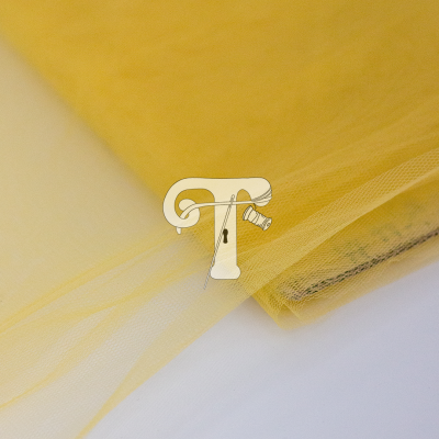 Tecido amarelo transparente de tule dobrado sobre fundo branco