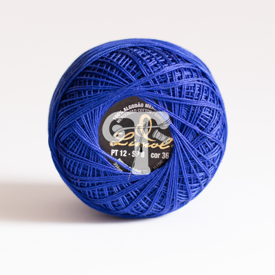 Bola de linha azul royal para bordar com etiqueta preta