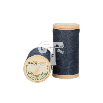 Dois carretéis de linha de costura azul escura mez Cotton em fundo branco