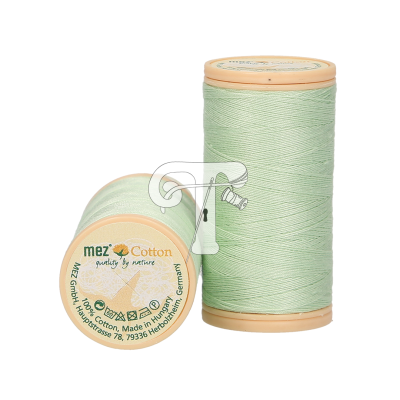 Dois carretéis de linha de costura verdes da marca mez com rótulos