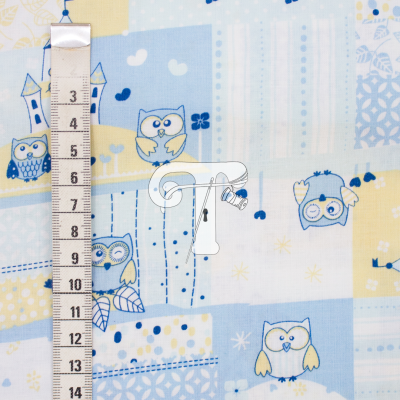 Tecido com padrão de corujas em tons de azul e amarelo com fita métrica