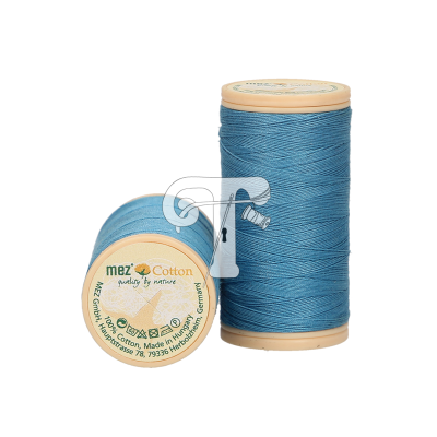 Dois carretéis de linha azul com etiquetas visíveis em fundo branco