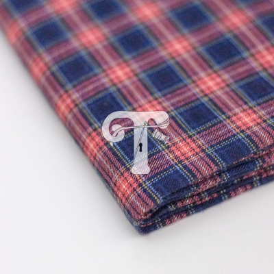 Tecido quadriculado azul e vermelho dobrado